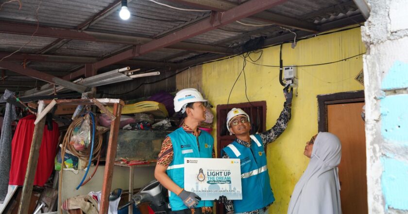 PLN Bawa Terang Baru untuk Ibu Upik di Kramat Jati Lewat Light Up The Dream