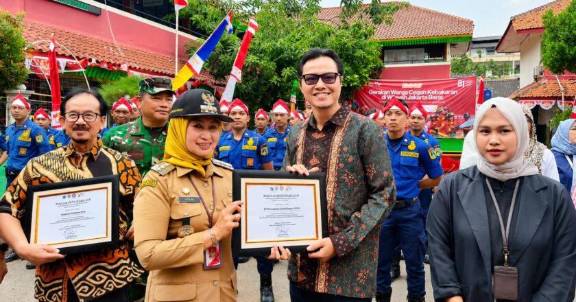 Wali Kota Jakarta Barat Berikan Penghargaan kepada PLN atas Kontribusi Pencegahan Kebakaran