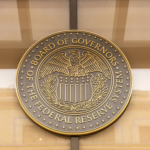 The Fed Naikkan Suku Bunga ke 4 akibat Inflasi Perang Iran