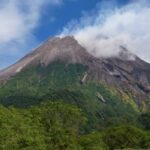 Gunung Merapi Luncurkan Awan Panas 2 Km ke Kali Boyong, Status Siaga
