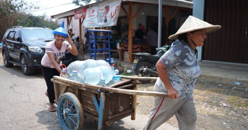 Sumur Kering Akibat Kemarau, Warga Desa Wibawamulya Bekasi Terima Bantuan Air Bersih