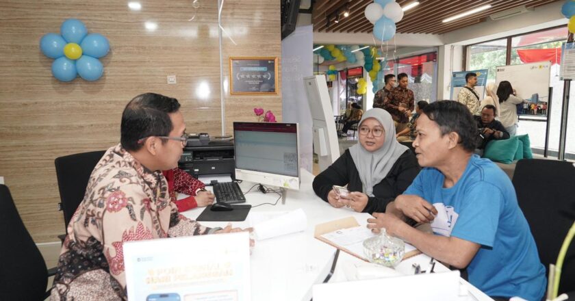 Hari Pelanggan Nasional, PLN Sapa Pelanggan dan Beri Kejutan di Cempaka Putih