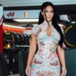 Kim Kardashian Tampil Elegan Saat Dukung Lewis Hamilton di F1 GP Singapura