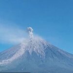 Gunung Semeru Erupsi 3 Kali Senin Pagi, Tinggi Letusan Capai 900 Meter