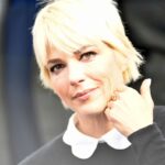 Artis Selma Blair Ditangkap Usai Buat Onar di Pesawat Delta Air Lines